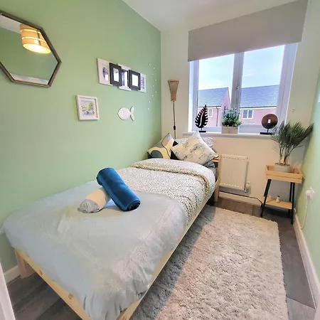 Seaside Beach Themed Home With Garden And Driveway Lytham St Annes Exterior photo